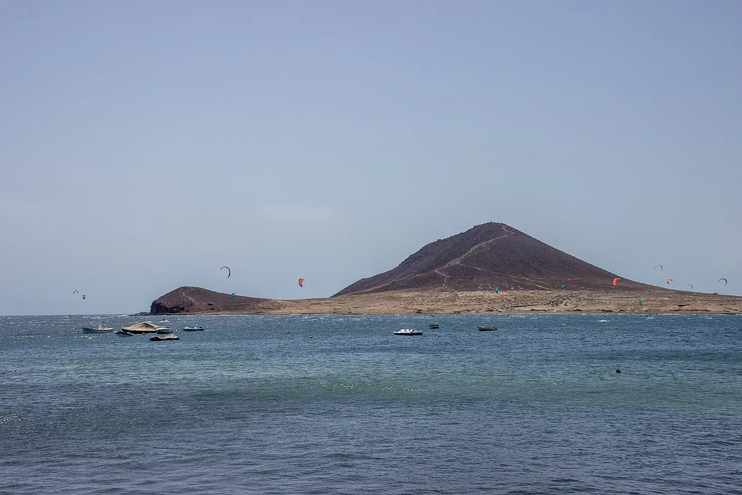 Montaña Roja and kites off El Médano