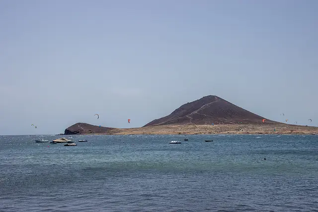 Montaña Roja and kites off El Médano