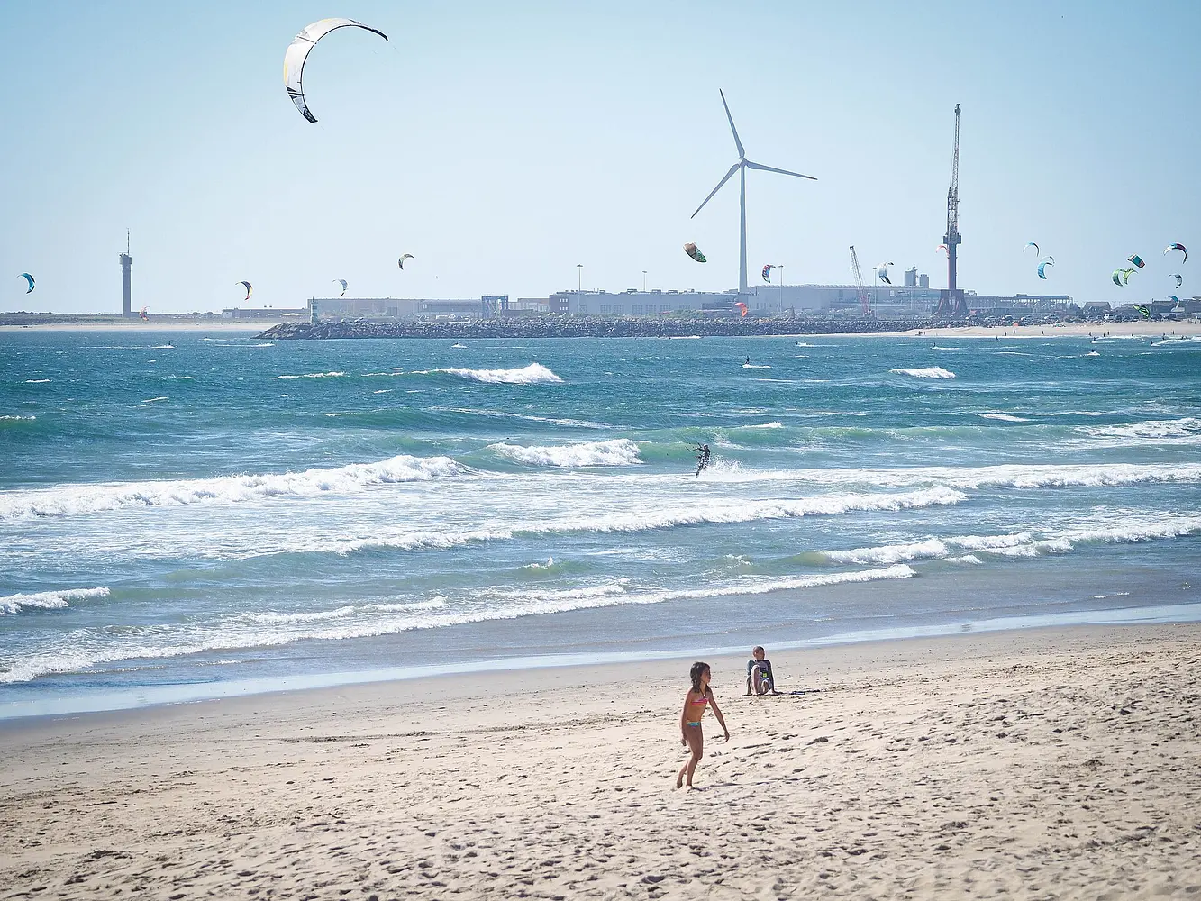 Kites at Praia do Cabedelo with the port of Viana do Castelo behind