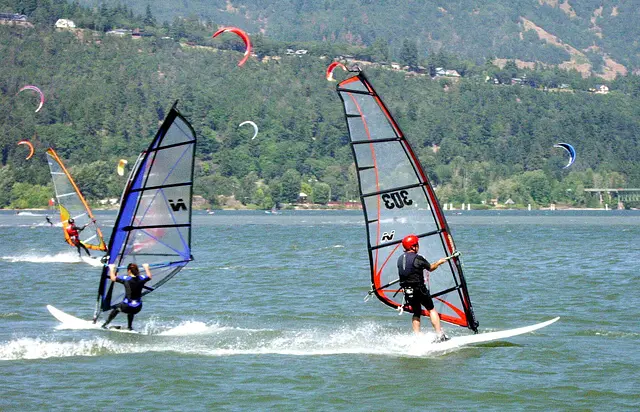 Windsurfers and kites on the Columbia River at Hood River