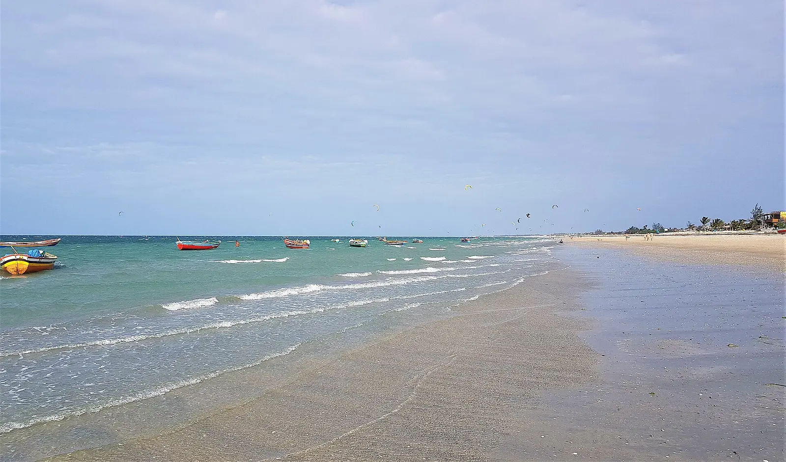 Fishing boats and kites at Praia do Preá